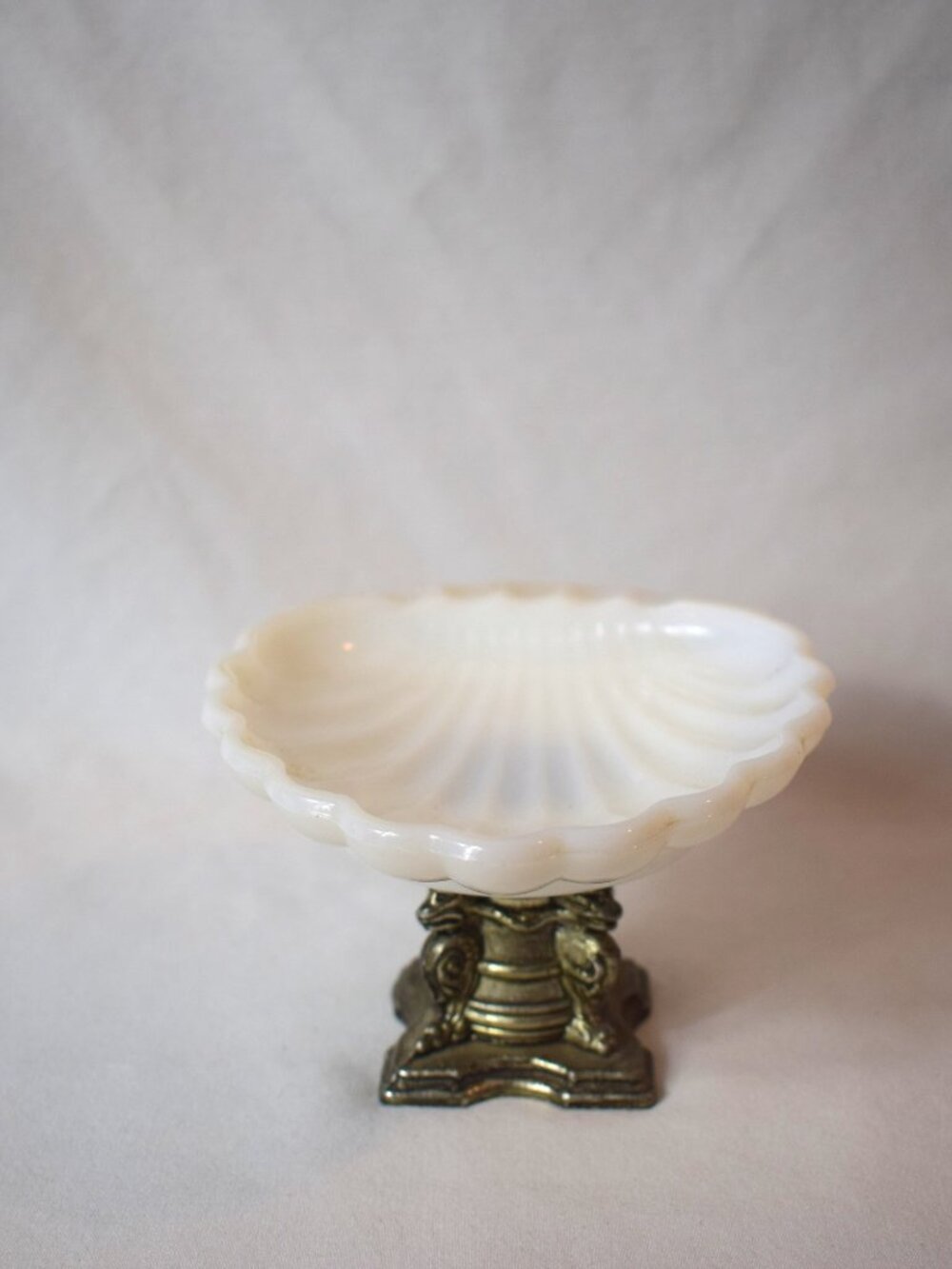 Vintage White Milk Glass Seashell on Silver Tone Base Soap Dish Trinket Dish - Picture 2 of 5